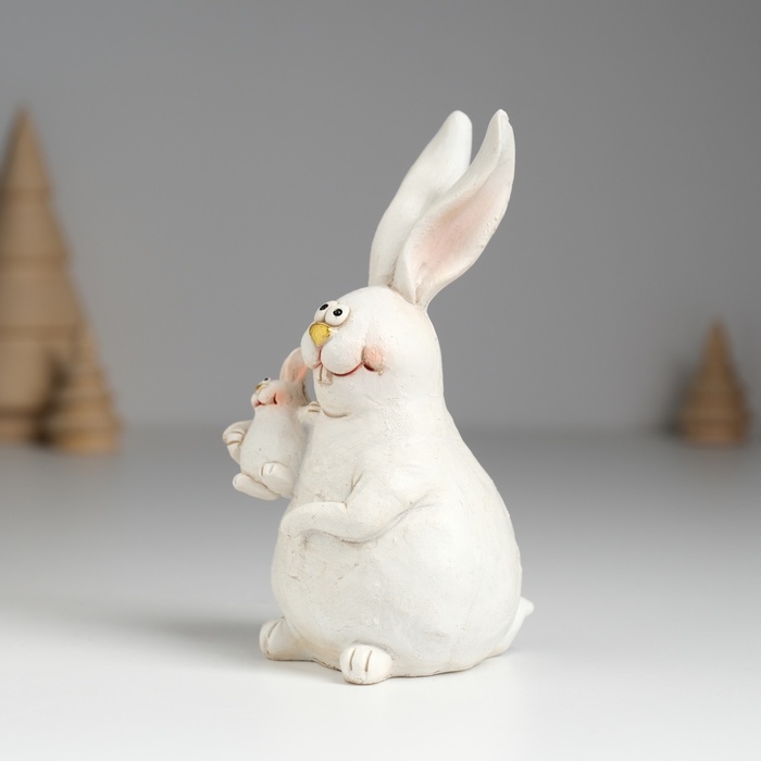 Сувенир полистоун "Кролик белый толстячок с крольчонком на лапах" 5,5х5,5х11,5 см см