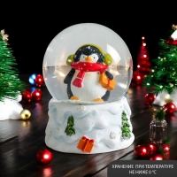 Сувенир полистоун водяной шар "Пингвинчик в шарфике и наушниках" 7х6,7х8,8 см