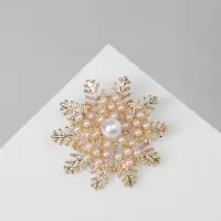 Брошь &laquo;Снежинка&raquo; роскошная, цвет белый в золоте