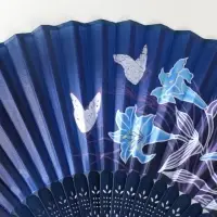Веер дерево, текстиль h=21 см "Синии лилии и бабочки" синий, с кисточкой