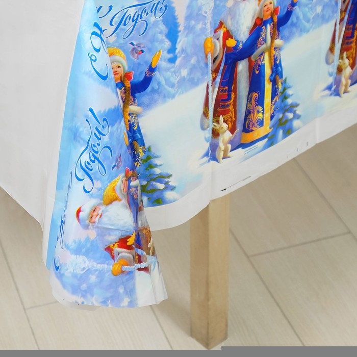 Cкатерть новогодняя &laquo;С Новым Годом!&raquo;, Дед мороз и Снегурочка , 182 х 137см.