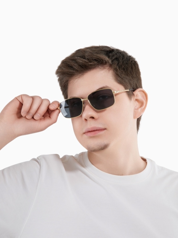 Очки солнцезащитные  поляризационные, дужка 13.2 см, ширина 12.8 см, линза 4.3 х 5.5 см