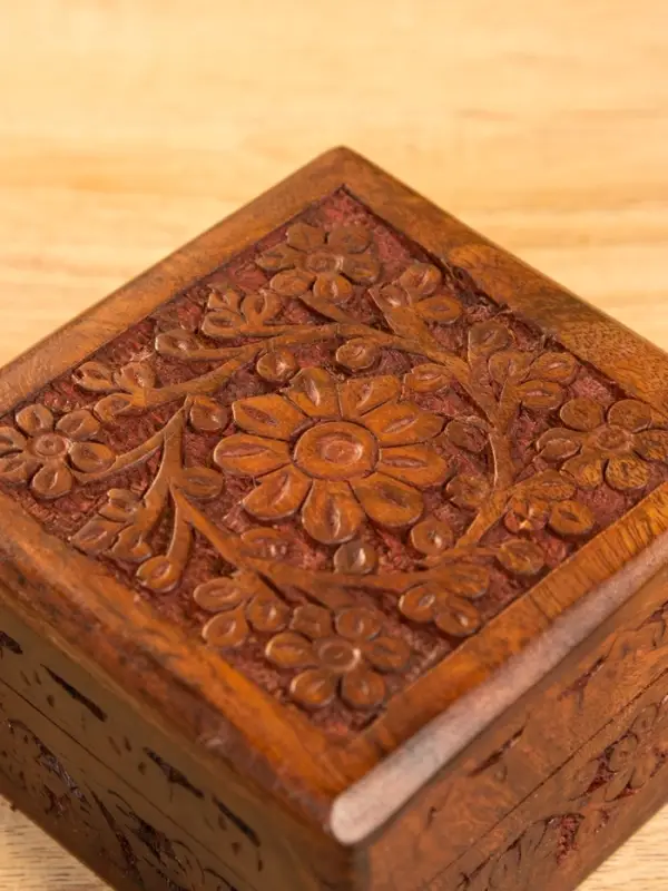 Шкатулка резная 10х10х6 см, дерево шишам