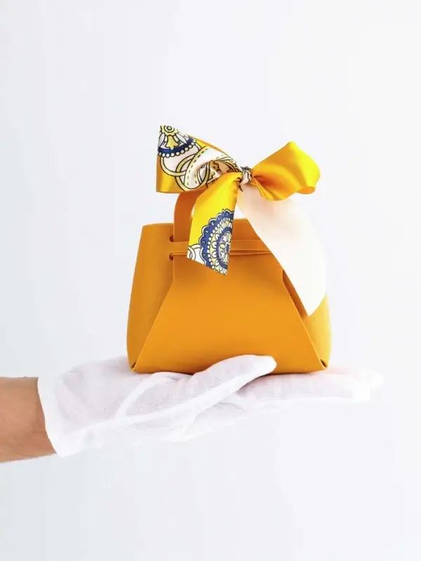 Кожанная подарочная сумочка 13 х12 х 5,5 см желтая