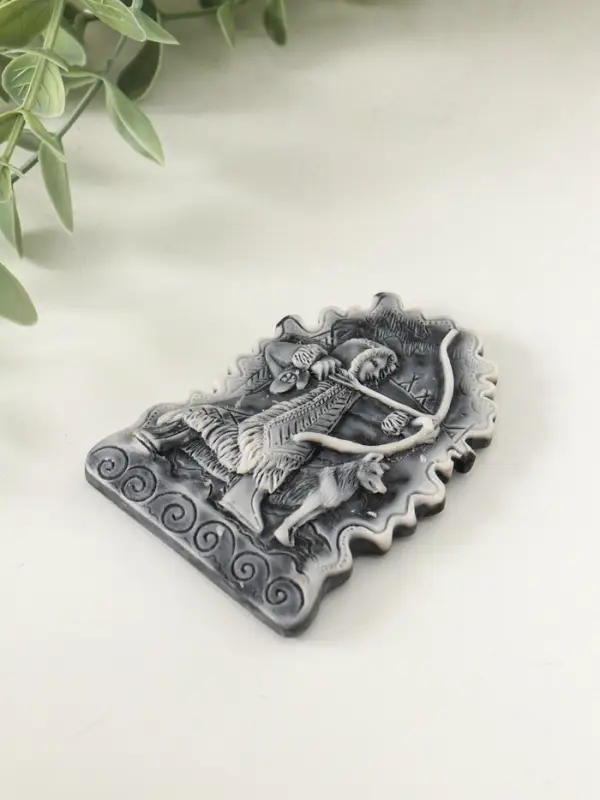 Магнит "Охотник с луком (барельеф)" 8 см