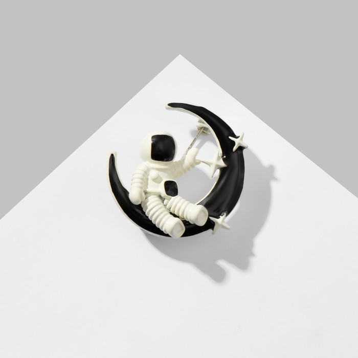 Брошь &laquo;Космонавт&raquo; на луне, цвет чёрно-белый