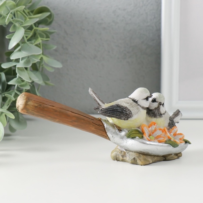 Сувенир полистоун "Синички на лопате, с цветами" 17х5,5х7 см