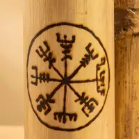 Свеча в бамбуке тройная &laquo;Руны&raquo;, 13&times;14&times;30 см, 100 мл, бежевая