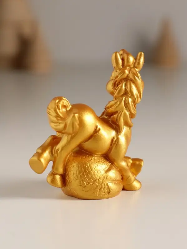 Сувенир полистоун "Золотой конь с богатством" МИКС 5х2,5х6,7 см