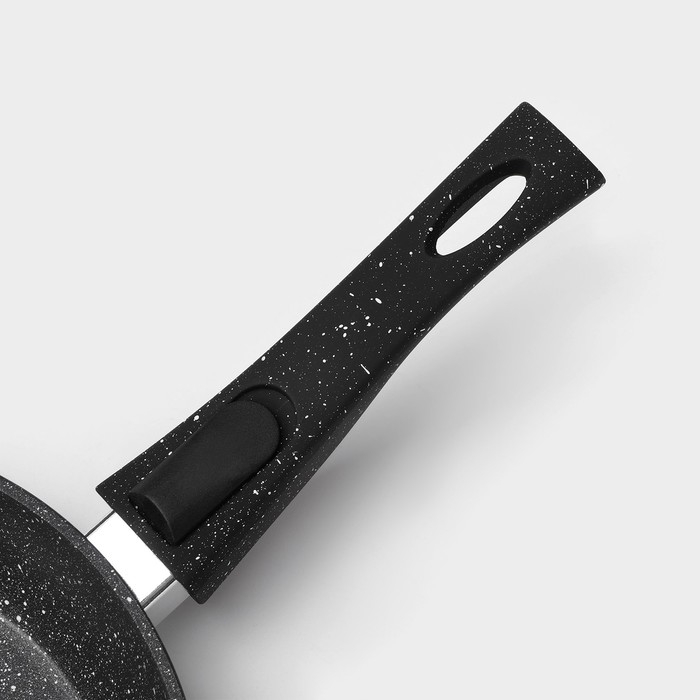 Сковорода кованая Magistro Dark, d=22 см, съёмная ручка soft-touch, антипригарное покрытие, индукция, цвет чёрный