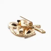 Зажим для кардигана "Ажур", капельки, цвет белый в золоте