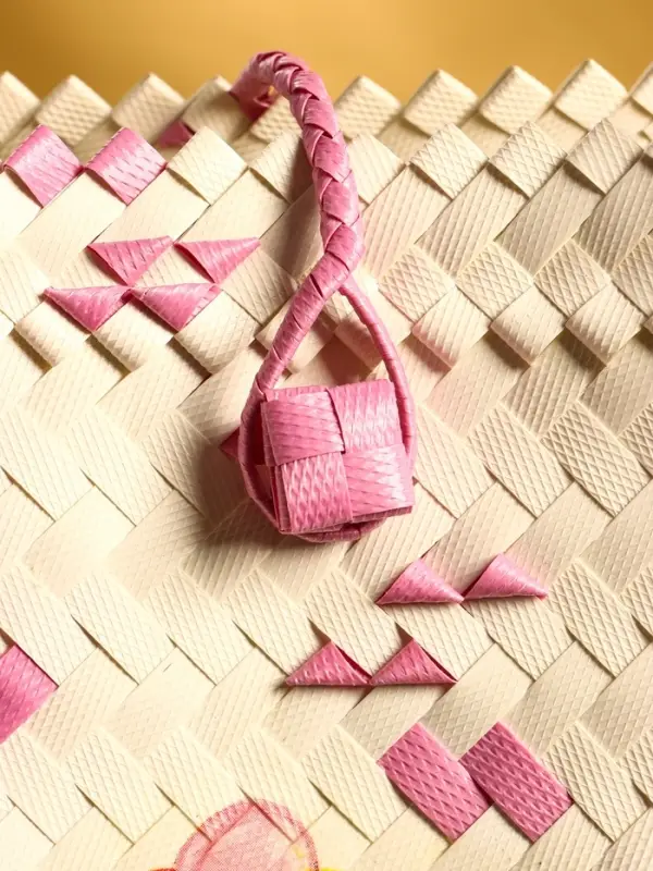 Сумка плетёная на застёжке &laquo;Девочка с букетом&raquo;, 40&times;10&times;55 см, пластик, бело-розовая