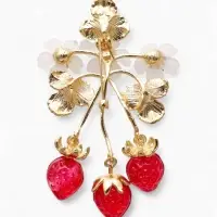 Брошь "Земляника" с цветочками, цветная в золоте