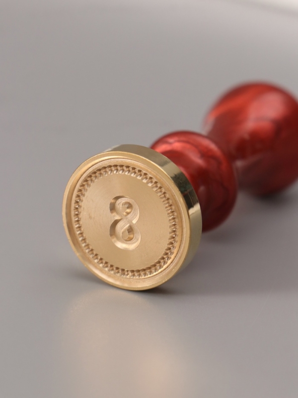 Печать для сургуча с пластиковой ручкой "Классика цифра 8" 2,5х2,5х6,3 см