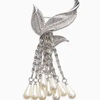Брошь "Птица с жемчужным хвостом", цвет белый в серебре