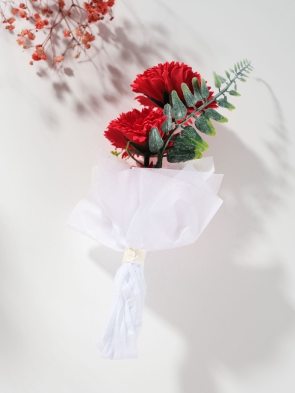 Букет из мыльных лепестков "Три гвоздики на подиуме" красный 8х8х25 см