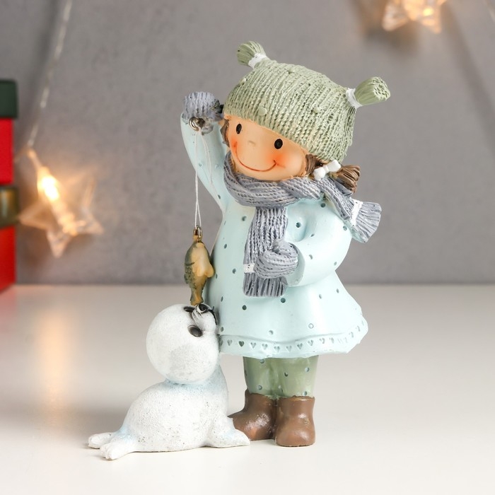 Сувенир полистоун "Малышка кормит рыбкой морского котика" 7х9х13 см