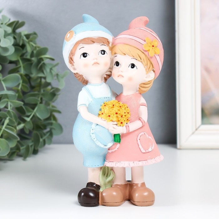 Сувенир полистоун "Детки в колпаках, с букетом" МИКС 9,5х6х17,5 см