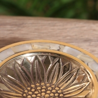 Блюдо сервировочное на ножке "Подсолнух" латунь с перламутром 11х11х2,5 см