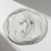 Новый год! Серьги с жемчугом &laquo;Снежинки&raquo;, асимметрия, цвет белый в серебре