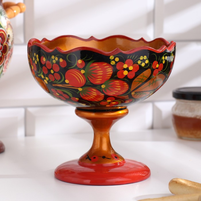 Конфетница &laquo;Земляничка&raquo;, резная, хохлома