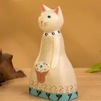 Сувенир дерево "Белая кошка в бежевом платье" 9х5х15,5 см