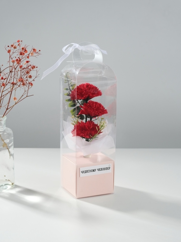 Букет из мыльных лепестков "Три гвоздики на подиуме" красный 8х8х25 см