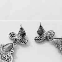 Серьги висячие со стразами &laquo;Винтаж&raquo; в узорах, цвет чёрный в чернёном серебре, 7,5 см