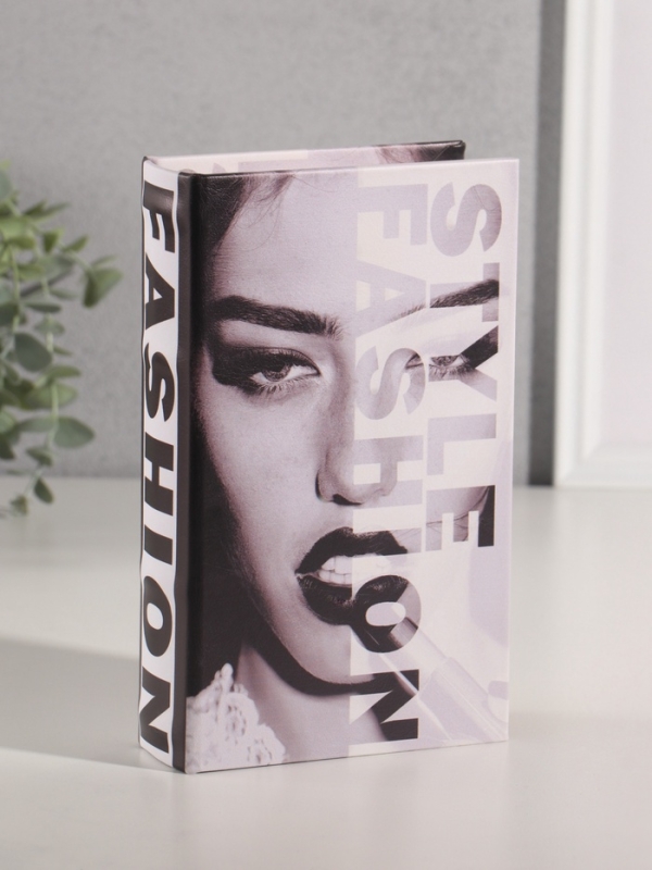 Сейф-книга дерево кожзам "Стиль и мода" 21х13х5 см