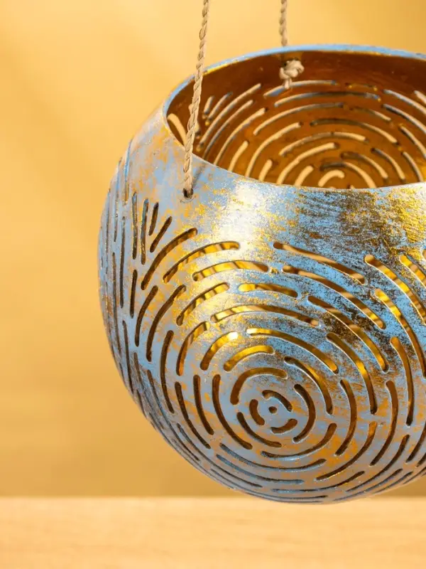 Подсвечник подвесной из кокоса, 12&times;12&times;8.5 см, голубой-золотой