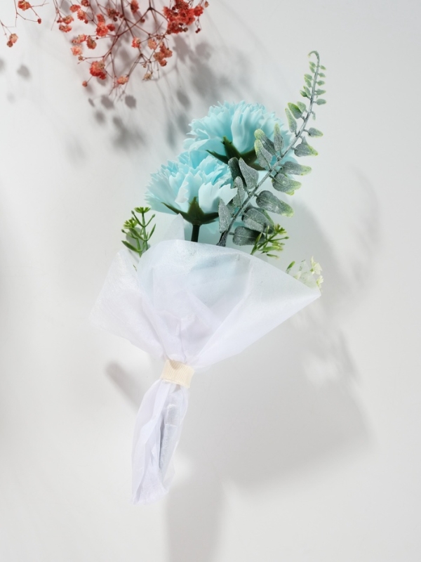 Букет из мыльных лепестков "Три гвоздики на подиуме" голубой 8х8х25 см