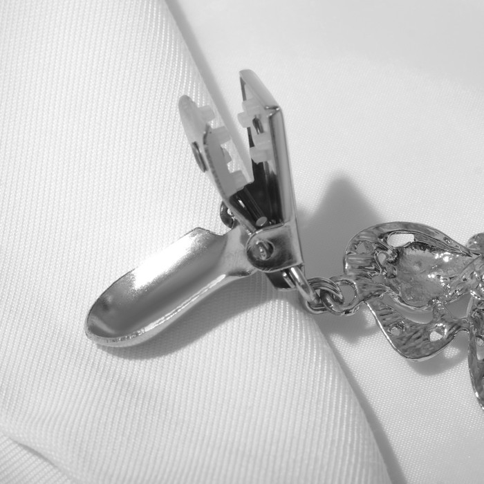 Зажим для кардигана &laquo;Бантик&raquo;, цвет белый в серебре