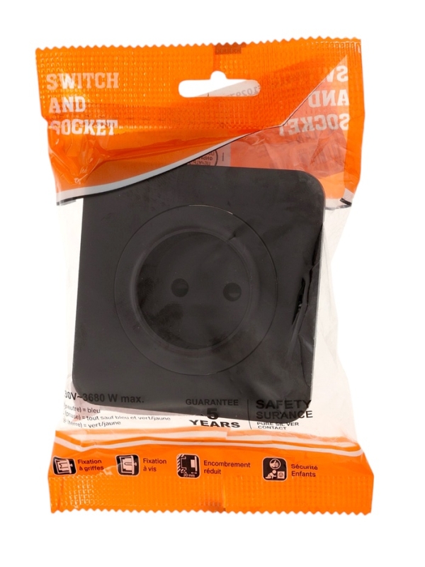 Розетка одноместная, серия "Circular", 10 А, скрытая, без з/к, черная