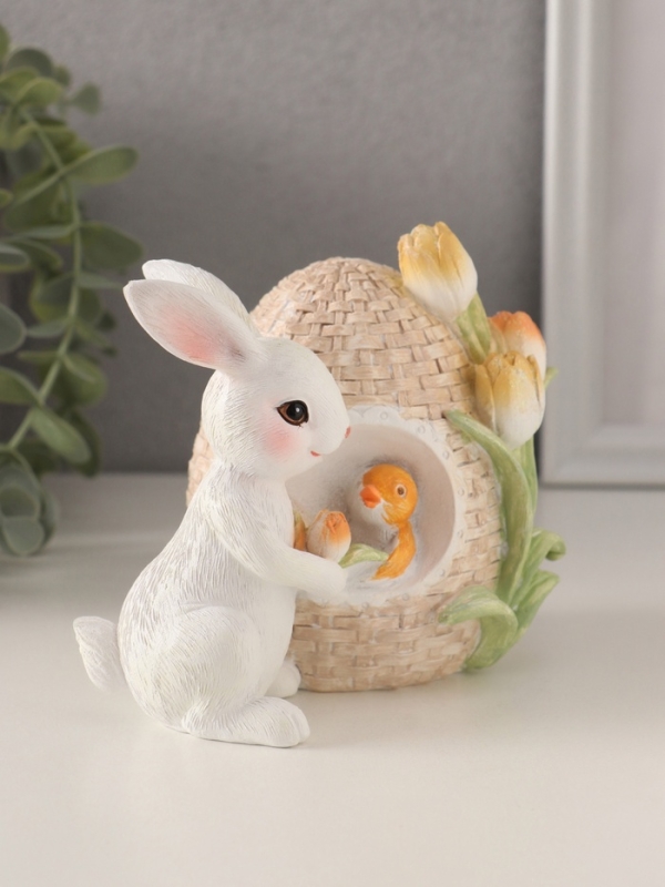 Сувенир полистоун "Кролик с цыплёнком в плетённом яйце с тюльпанами" 12х9х11 см
