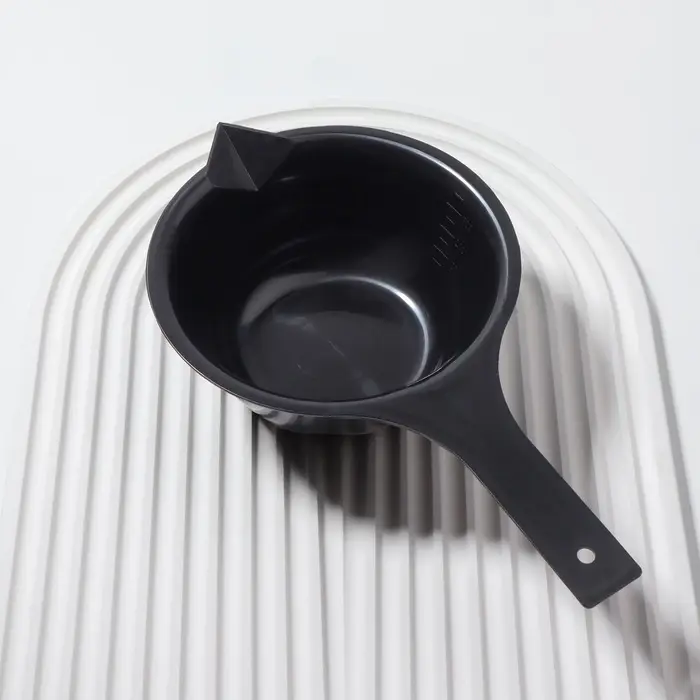 Чаша для окрашивания, с удлинённой ручкой, 300 мл, d=12&times;5.5(&plusmn;1) см, чёрная