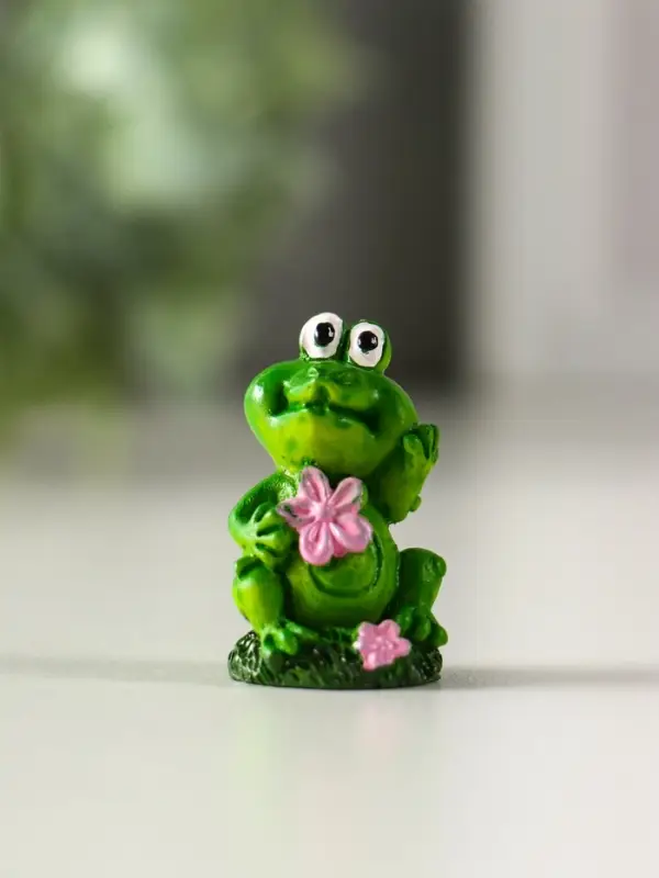 Сувенир полистоун "Лягушонок на полянке" МИКС 2х1,8х3,5 см