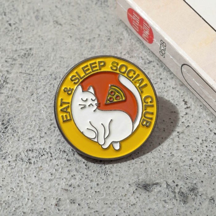 Значок &laquo;Котик&raquo; клуб интересов, цветной в сером металле