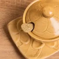 Соусник с крышкой на подставке &laquo;Классика&raquo;, 11&times;8&times;7 см, керамика, бежевый