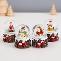 Сувенир полистоун водяной шар "Дед Мороз/Снеговик с варежками" МИКС 6,5х4,5х4,5 см