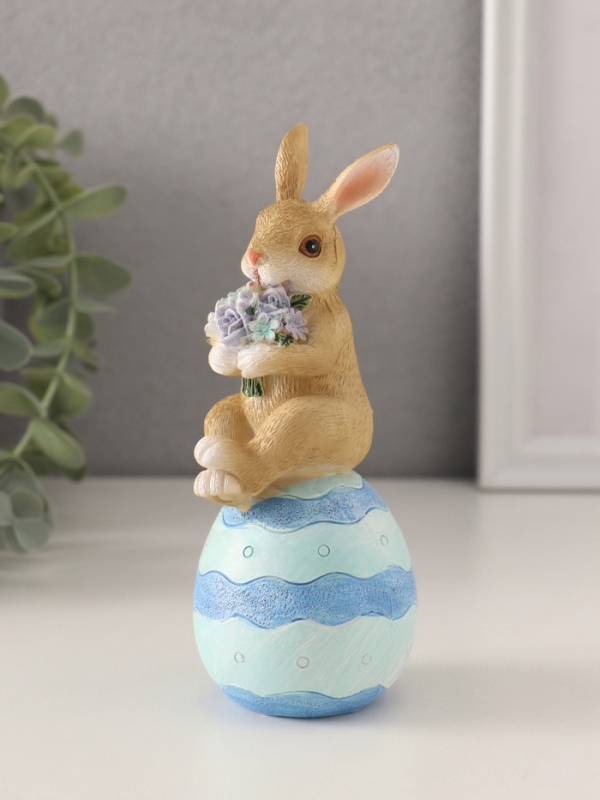 Сувенир полистоун "Зайчик на пасхальном яичке с букетом цветов" 6,5х5,5х14,5 см