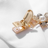 Зажим для кардигана &laquo;Шмель&raquo;, цвет чёрно-белый в золоте