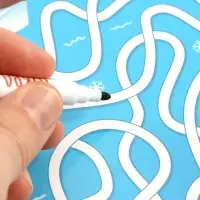 Книга "Многоразовые лабиринты", с маркером