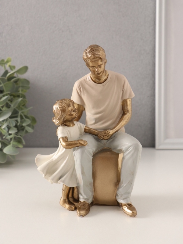 Сувенир полистоун "Папа с маленькой дочкой" 11х8,5х17,5 см