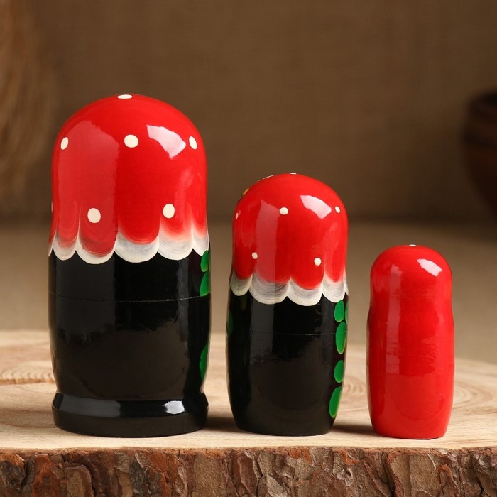 Матрёшка &laquo;Земляничка&raquo;, красный платок, 3 кукольная, 10-12 см