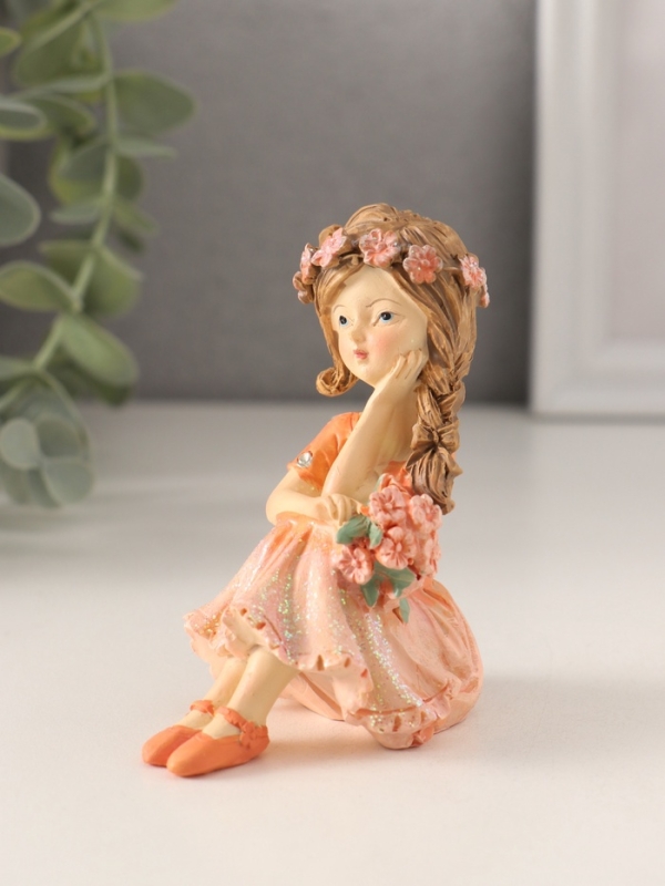 Сувенир полистоун "Девочка с пышной косой, с букетиком" персиковый 7х4,5х8,5 см