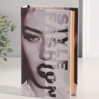 Сейф-книга дерево кожзам "Стиль и мода" 21х13х5 см