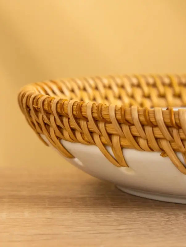 Тарелка керамическая с ротангом 18х18х3,7 см, МИКС