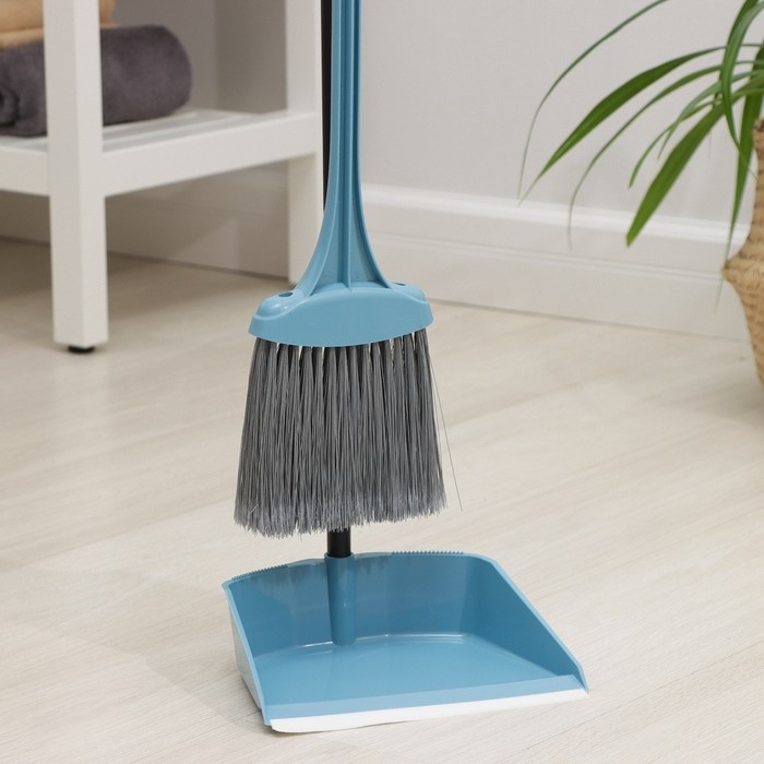 Веник с совком &laquo;Ленивка&raquo;, 19,5&times;25&times;90 см, цвет голубой