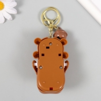 Брелок пластик с карабином "Бегемот-зубастик" закрывается при нажатии на зуб 5,5х7,5х4,5 см   104989