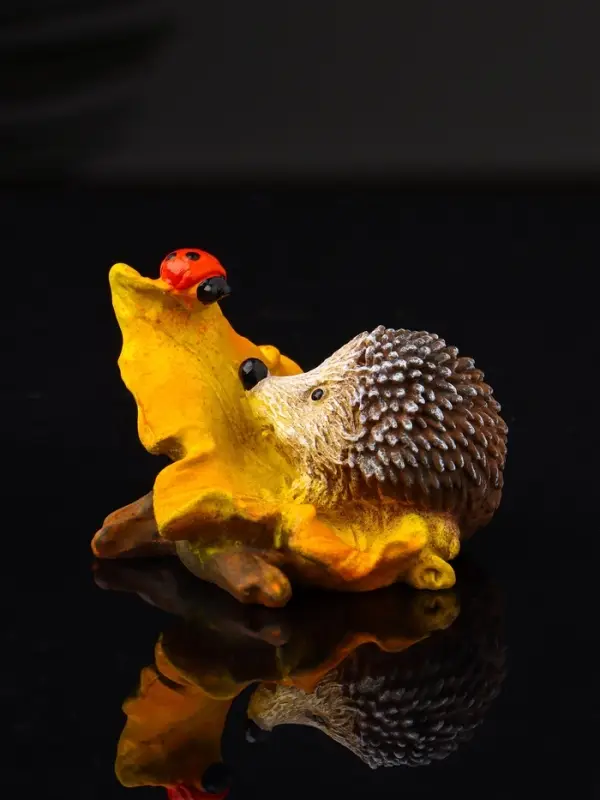 Фигура "Ежик с божьей коровкой" 3.7х6х6.5 см